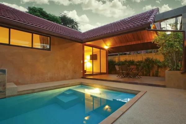 Custom Swimming Pool Construction Tips for First Time Homeowners